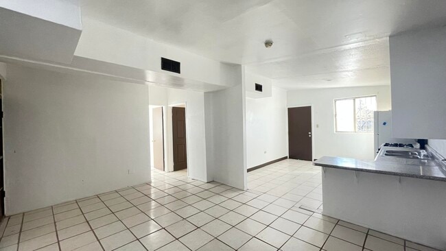 Photo - 605 Meadow Rd