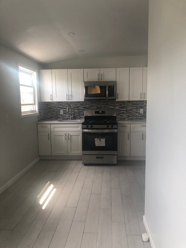 Kitchen - 14151 182nd St Unit 2