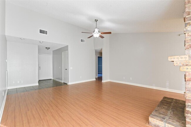 Photo - 18719 Droitwich Dr