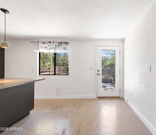 Photo - 934 W Parkway Blvd