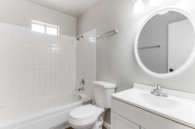 Photo - ? Renovated 2-Bed Oasis in the Heart of Do... Unidad D