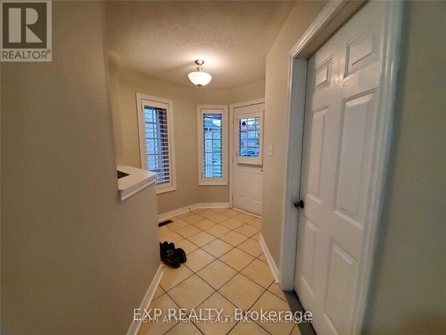 Photo - 69 Fallstar Crescent