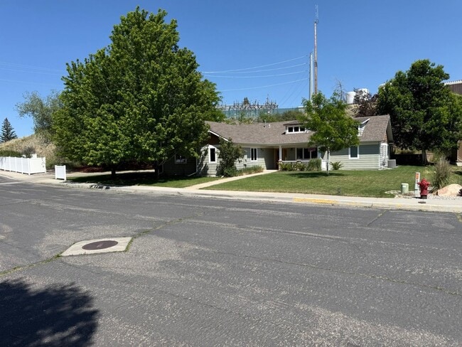 Building Photo - 3 Bed 2 Bath Large Beautiful Home