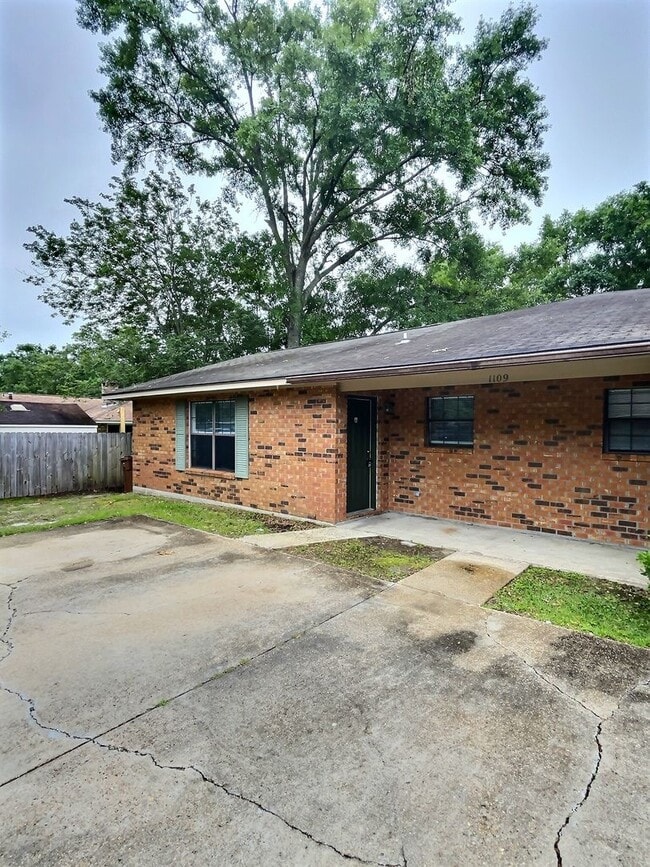 Building Photo - 1109 Hickory Dr Unit A