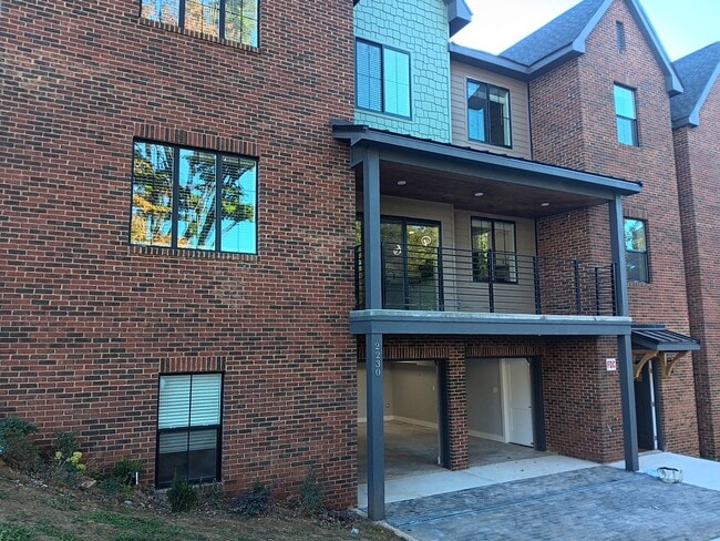 Building Photo - 4BR/4BA Townhome in Fort Sanders | Off Cam...