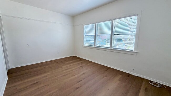 Photo - 3896-3896 Logan Ave Unit 3890
