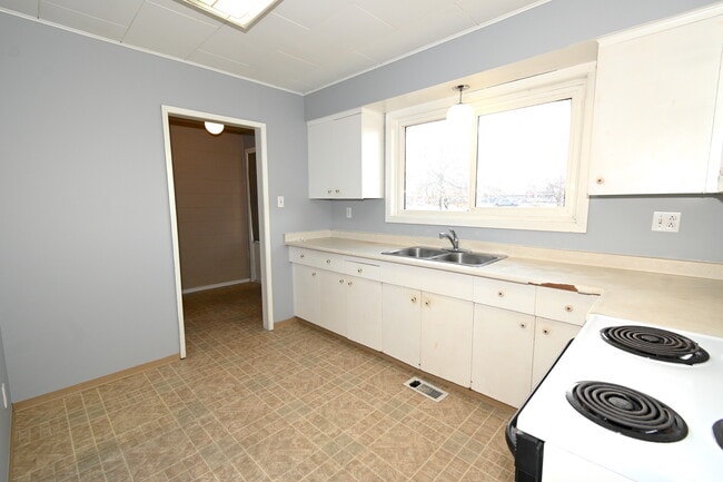 Photo - 592 Central St E