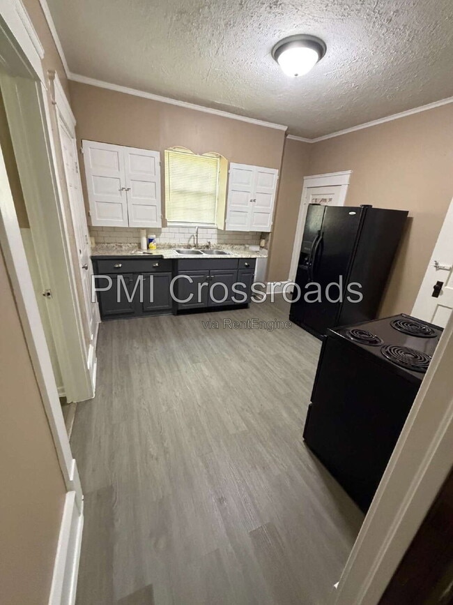 Photo - 932 Roslyn Ave SW