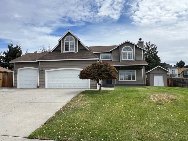 Building Photo - Gorgeous 4 bed/2.5 bath home on Fancher He...