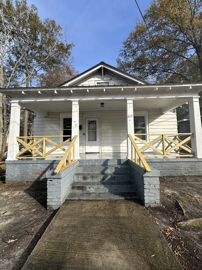 Building Photo - 617 Pender St