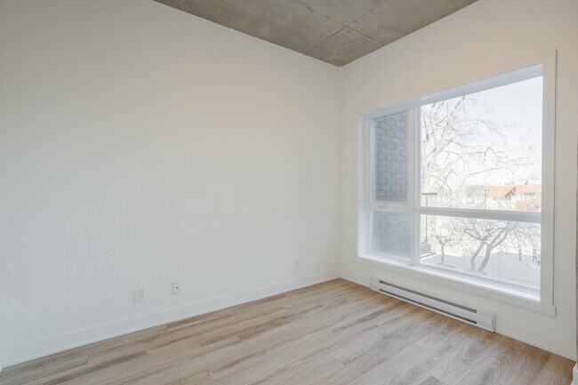 Photo - 2929 VICTORIA