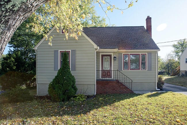 Coming Soon! Renovated cape cod with 2 car... - Coming Soon! Renovated cape cod with 2 car... House