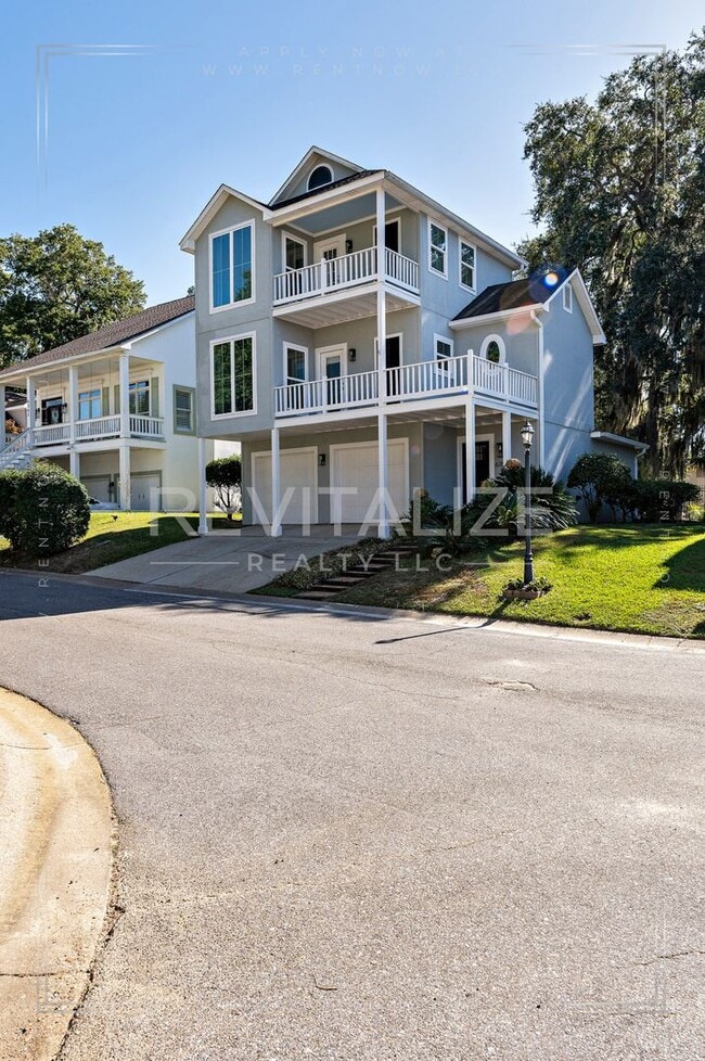 Photo - Charming 3-Level Home with Water Access in...