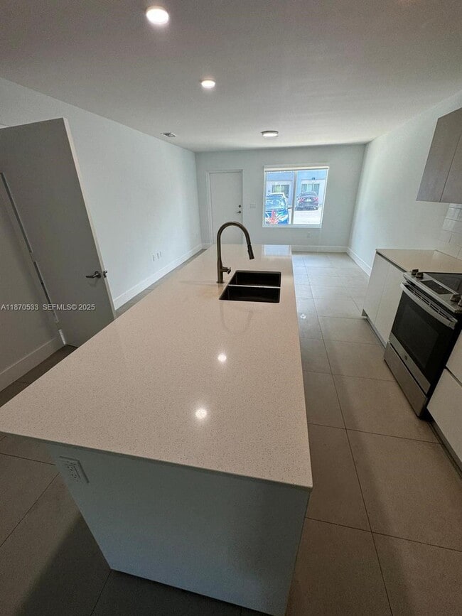 Photo - 2555 NE 193rd St