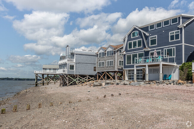 Building Photo - 2131 Fairfield Beach Rd Rental