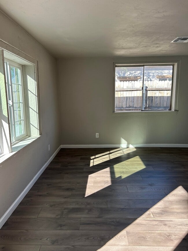 Photo - 212 W Blacklidge Dr