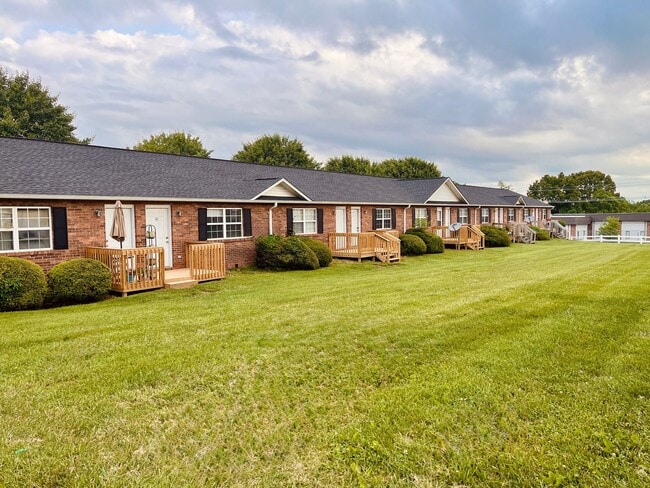 Building Photo - Adorable 1 bed / 1.5 bath with Garage Unit 18-14