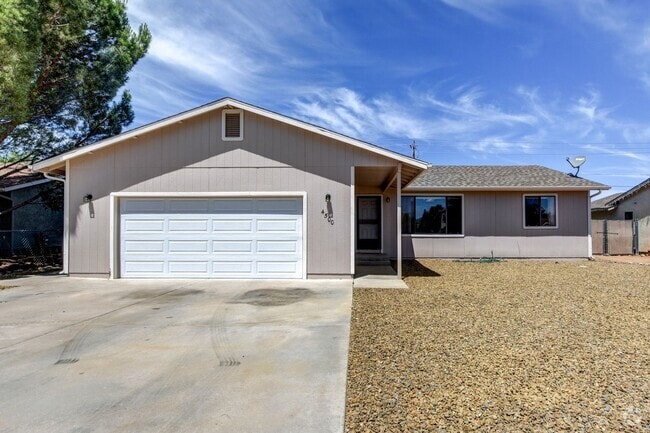 Building Photo - Three bedroom, two bath, two car garage in... Rental