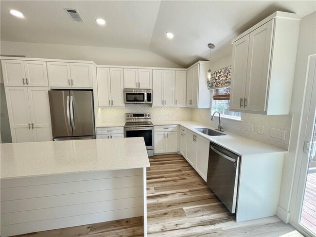 Photo - 104 Cowal Dr S