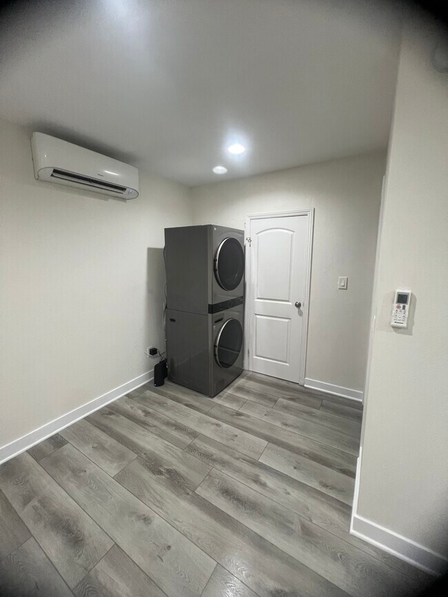 Washer and Dryer - 2330 Sebring St Unidad B