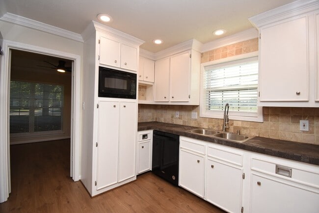 Photo - 2503 Southwick St