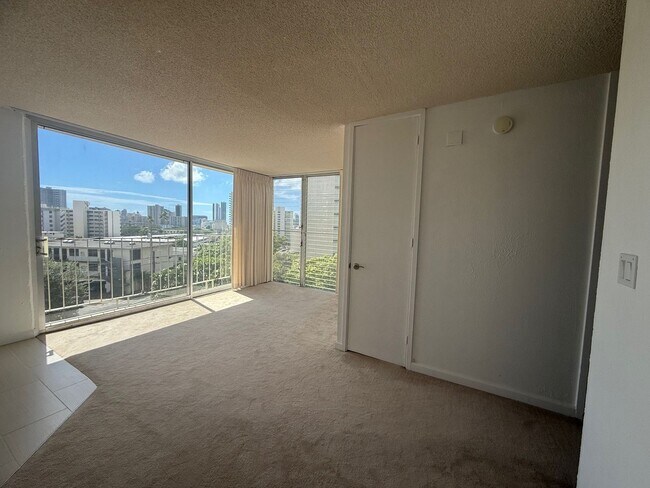 Photo - Remodeled 2 bedroom, 1 bath with assigned ... Unidad 404