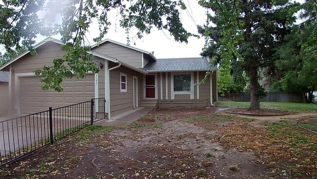 Photo - 3 bed 2 bath 1400 Sq. feet BIG YARD in Aurora!