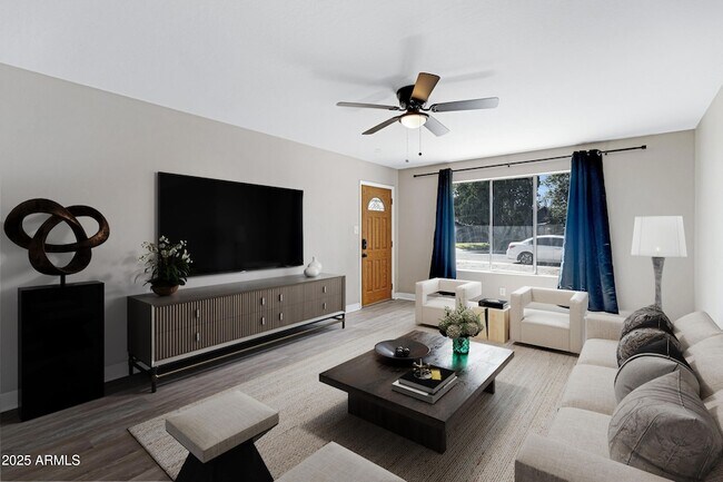 Photo - 110 W Del Rio Dr