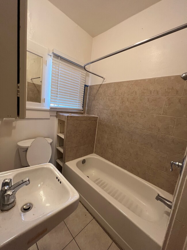 Building Photo - 312 W Lynwood St Unit 2
