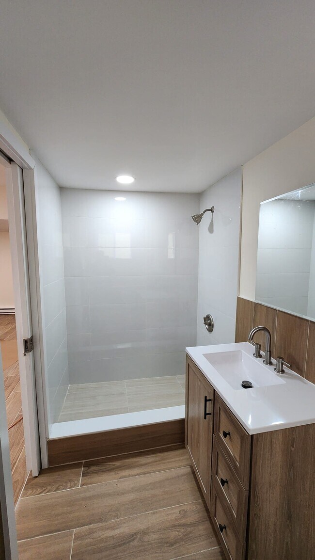 Bathroom with recessed mirror cabinet - 37 Drew Ave Unidad 2B