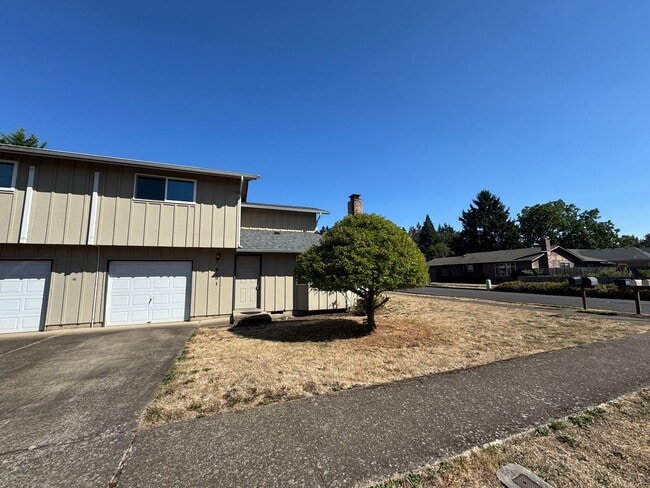 Building Photo - 3 Bedroom Duplex off Gilham Rd. Rental