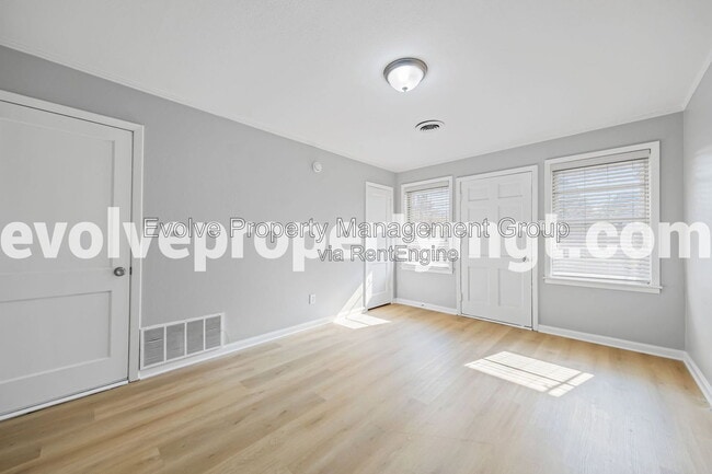 Photo - 995 Avon Rd