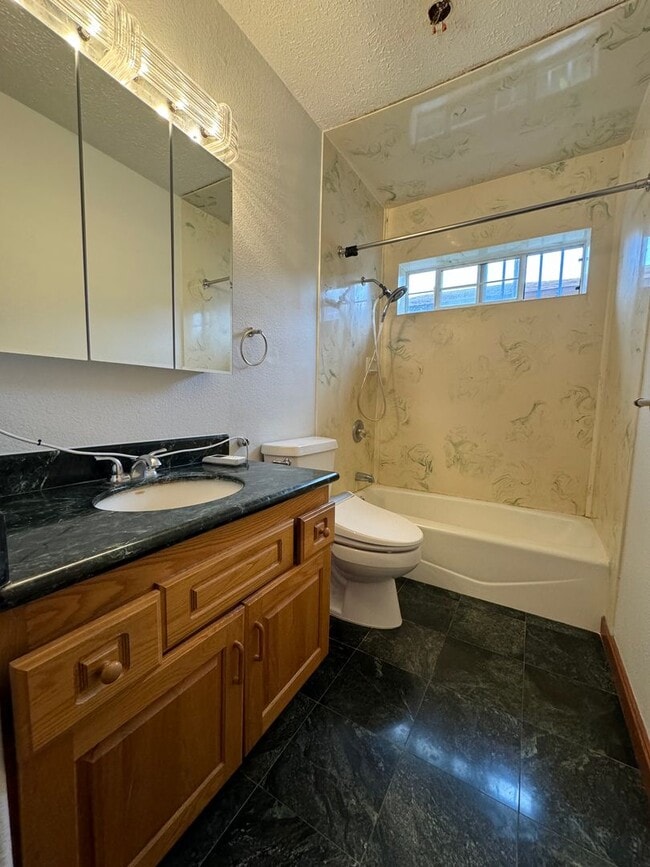 Photo - Salt Lake Area 2 bed 1 bath 1 parking Residential Neighborhood