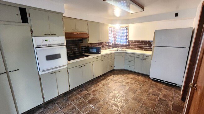 Photo - 3 Bed 1 Bath Home with Garage