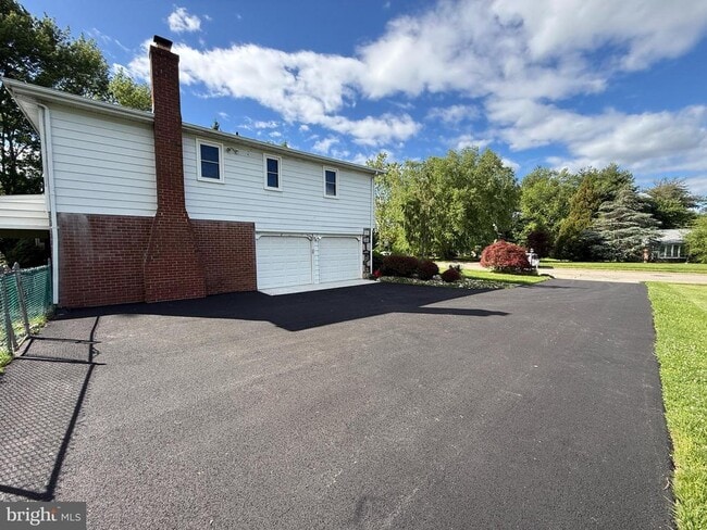 Photo - 806 Warfield Ln