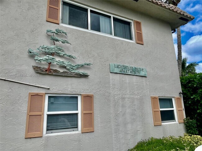 Building Photo - 2161 NE 42nd St Unit 6