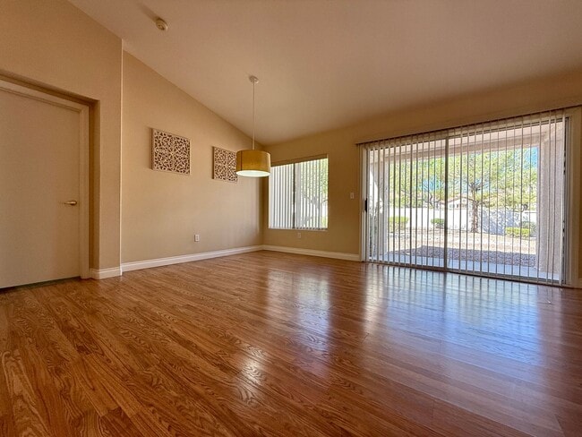 Photo - Spectacular furnished 2 bedroom townhouse ...