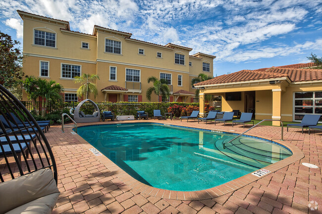 Resort-Style Pool - Vie Villas at Boca Raton Rental