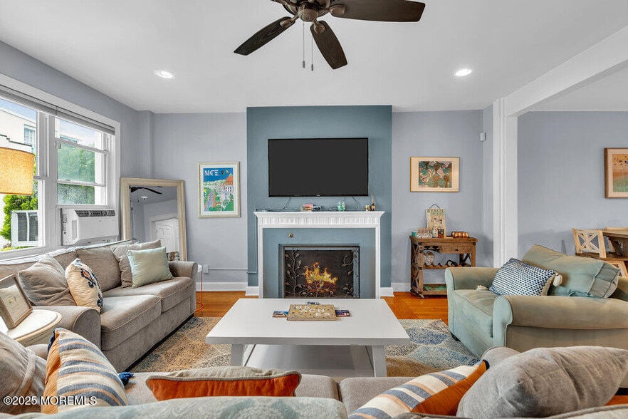 8 Deal Lake Ct