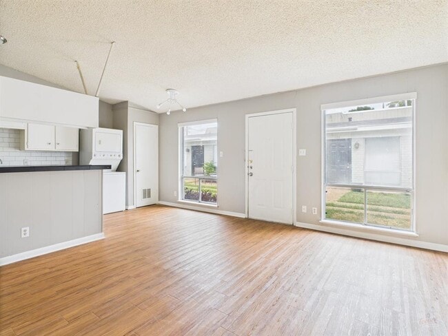 Building Photo - 616 W 51st St Rental