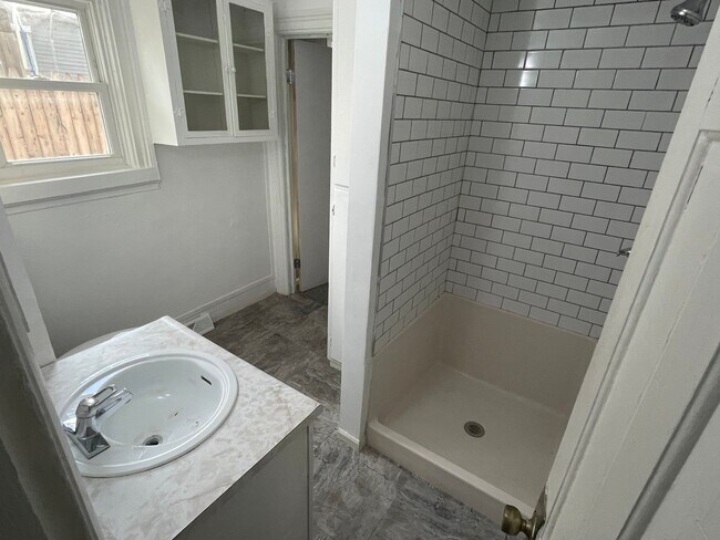 Photo - 429 Shirley St NE