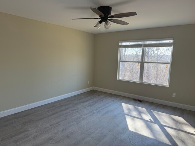 Photo - 425 Grand Oaks Ln