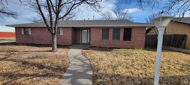 Building Photo - LARGE 3 BEDROOM HOME NEAR ENMU