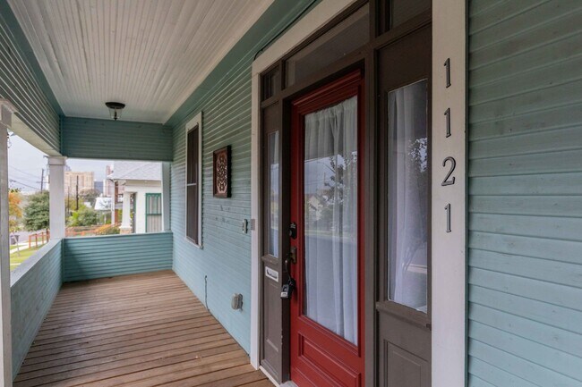 Photo - 1121 E Crockett St