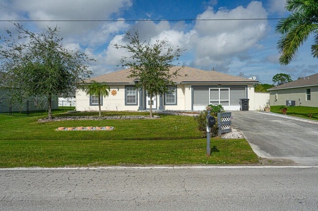Building Photo - 707 NW Floresta Dr
