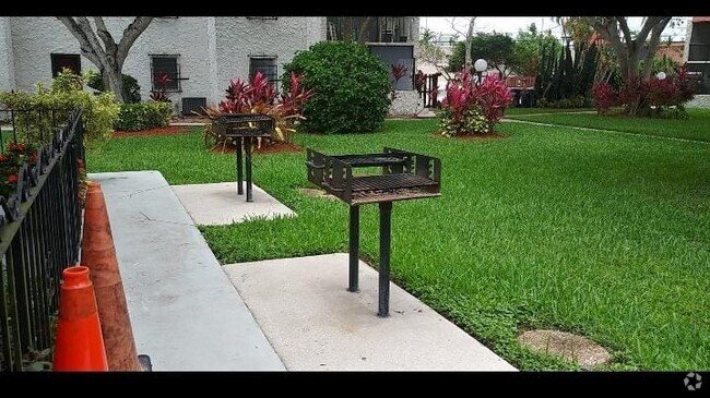 Building Photo - 8701 SW 141st St Unit F6 Rental