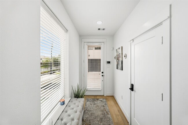 Photo - 2502 Tuam St