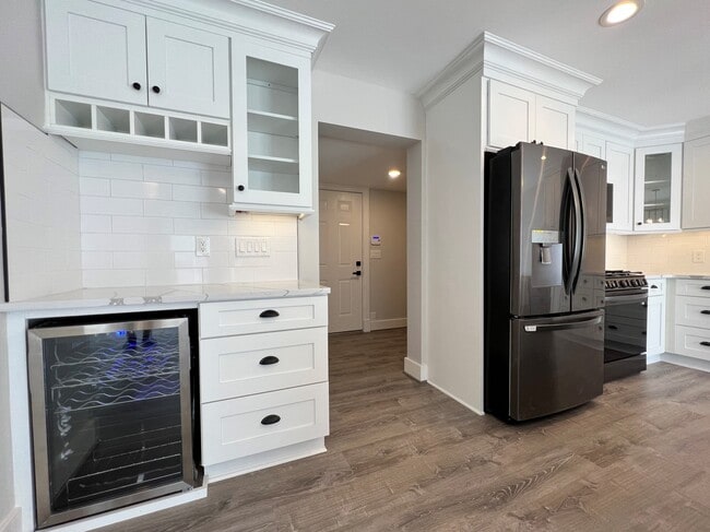 Photo - 10975 Main St