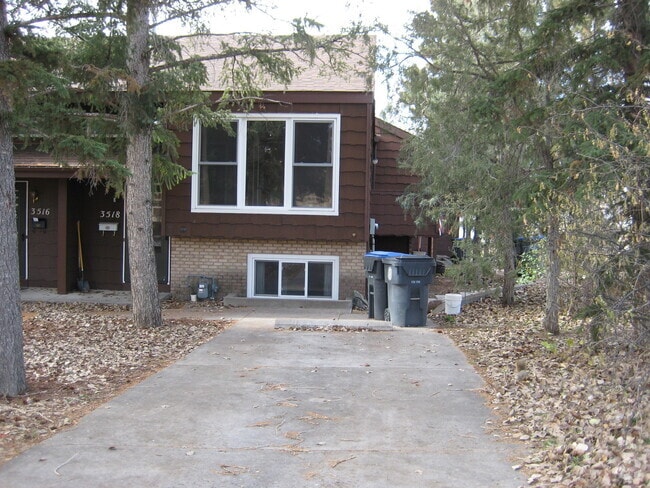 Building Photo - 2 BEDROOM, 1 BATHROOM, TOWNHOME IN THE AVE...
