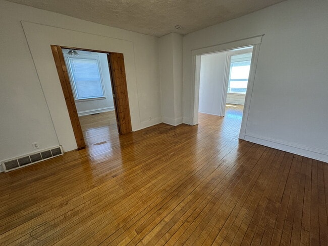 Photo - 2522 5th St NE